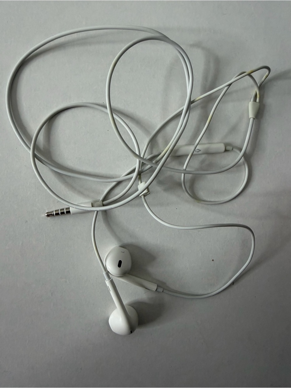 Apple White Earbud Headphones with Inline Remote and 3.5mm Jack